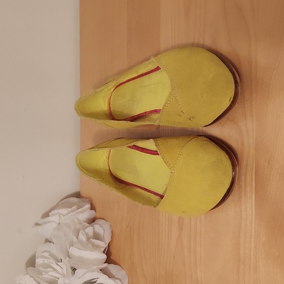 TOMS Shoes Blazing Yellow Women's Jutti Suede Flats Size 7 - Picture 2 of 16